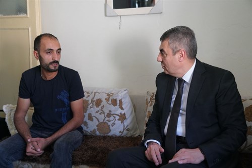 Göç İdaresi Başkanı Atilla Toros, Kayseri’de Ev ve İş Yerleri Zarar Gören Suriyeli Aileleri Ziyaret Etti