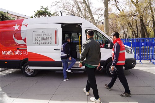 Ağrı ve Muğla’da Düzensiz Göçmenlere Yönelik Düzenlenen Operasyonda 42 Göçmen Kaçakçılığı Organizatörü, 433 Düzensiz Göçmen Yakalandı