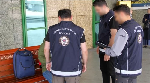 Ülke Genelinde Düzenlenen Denetimlerde 21 Göçmen Kaçakçısı, 547 Düzensiz Göçmen Yakalandı